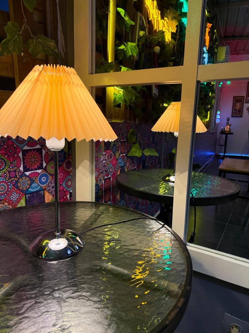 Détail d'une table du restaurant SHALUC, le soir