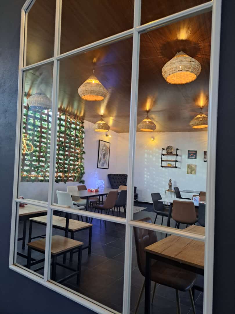 Reflet de la salle du restaurant SHALUC