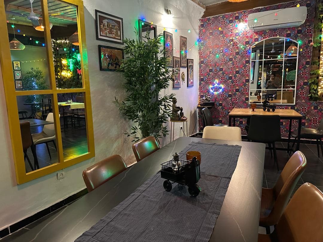 La salle du restaurant SHALUC, le soir